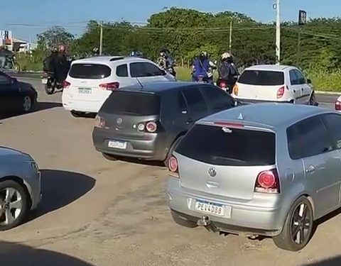 Saída de veículos no bairro Nova Mossoró gera dificuldades e riscos para motoristas