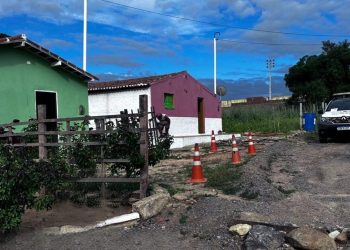 Homem é morto a tiros enquanto lavava moto em frente de casa em Caraúbas