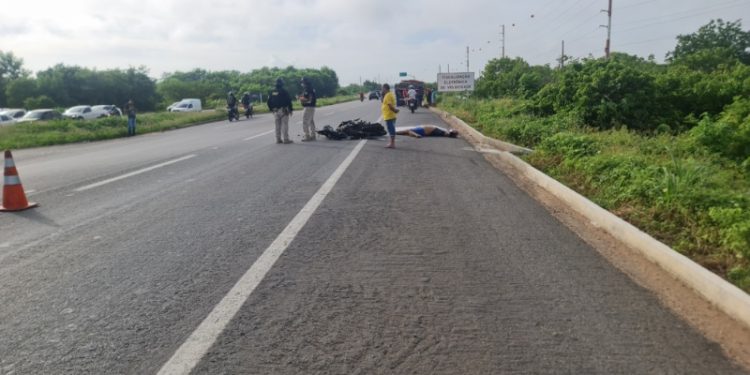 Motociclista morre em acidente com caminhão na BR-304, em Mossoró