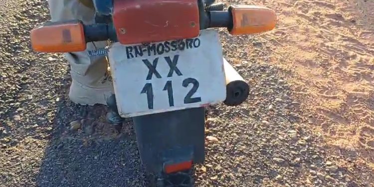 Moto com placa de duas letras e nome de Mossoró é apreendida pela PRF na BR-406