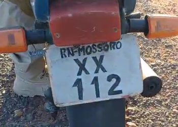 Moto com placa de duas letras e nome de Mossoró é apreendida pela PRF na BR-406