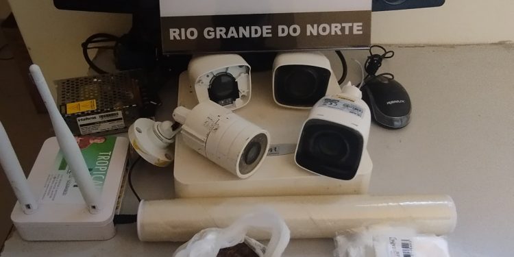 Polícia descobre ponto de tráfico de drogas que anunciava nas redes sociais em Areia Branca