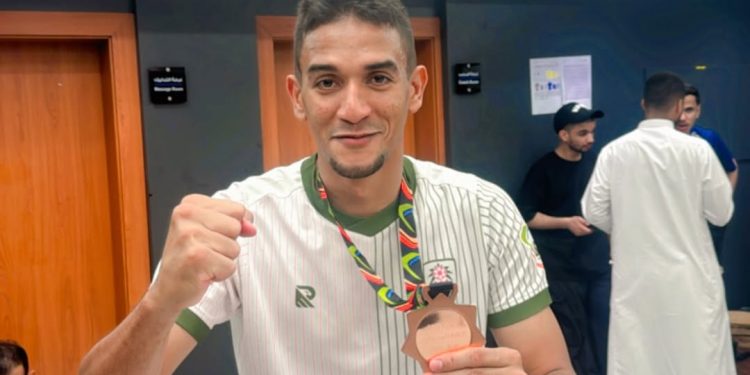 Meia Romeu comemora acesso para a primeira divisão da Arábia Saudita