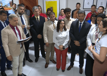 Mães atípicas protestam e projeto de criação de vagas para auxiliares deve ser discutido em audiência pública