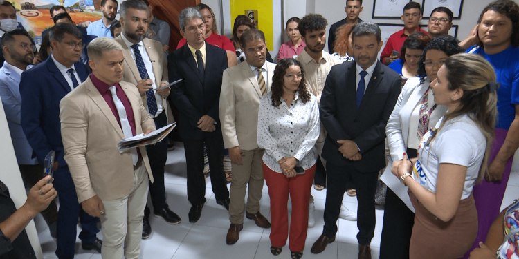 Mães atípicas protestam e projeto de criação de vagas para auxiliares deve ser discutido em audiência pública