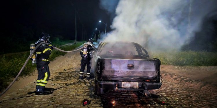 Bombeiros controlam incêndio em veículo no bairro Costa e Silva