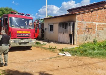 Casa de suspeito pela morte de jovem é incendiada no bairro Aeroporto