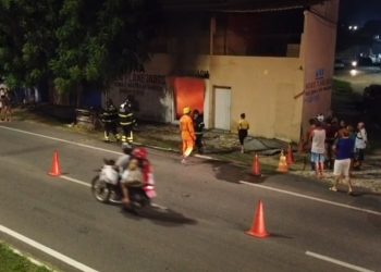 Incêndio atinge marcenaria na Av. Presidente Dutra, no Alto de São Manoel