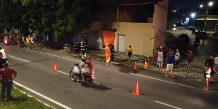 Incêndio atinge marcenaria na Av. Presidente Dutra, no Alto de São Manoel