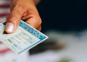 Justiça do RN suspende pagamento da taxa para renovação da CNH para idosos com mais de 65 anos