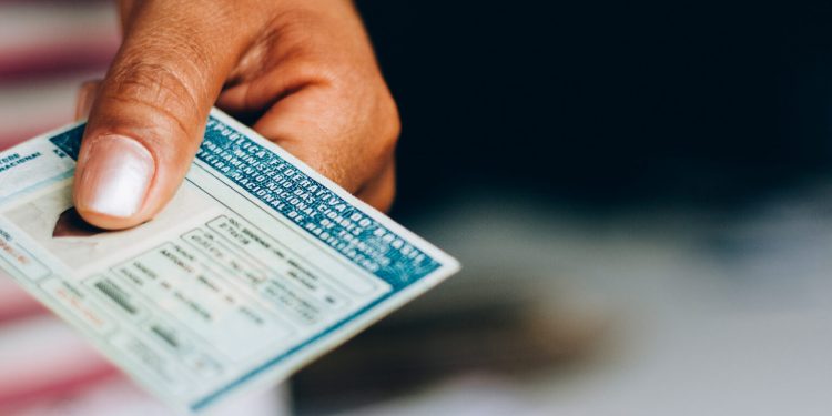 Justiça do RN suspende pagamento da taxa para renovação da CNH para idosos com mais de 65 anos