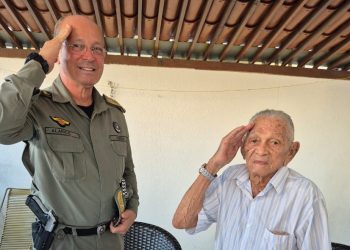 Comandante-Geral da Polícia Militar do RN visita sargento de 103 anos em Mossoró