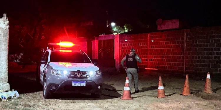 Ataque a tiros deixa homem morto e irmão baleado no Centro de Tibau