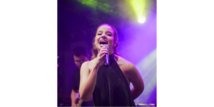 Bia Gurgel celebra 18 anos com show intimista em frente ao Teatro Dix-Huit Rosado