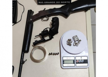 Polícias Civil e Militar apreendem armas e drogas em operação em Governador Dix-Sept Rosado