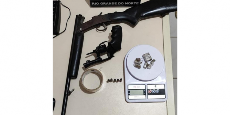 Polícias Civil e Militar apreendem armas e drogas em operação em Governador Dix-Sept Rosado