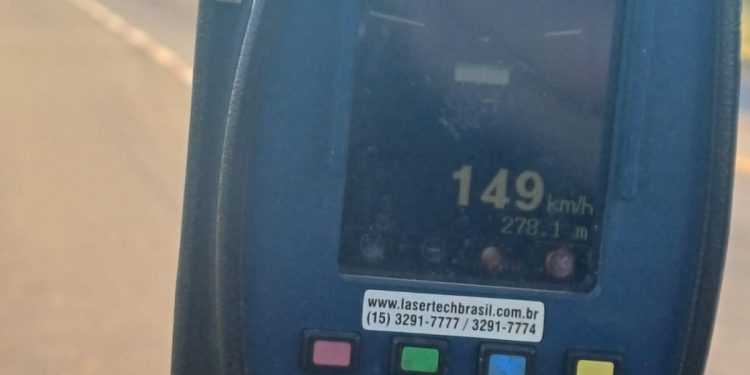 PRF flagra veículo a 149 km/h na BR-304, em Ipanguaçu