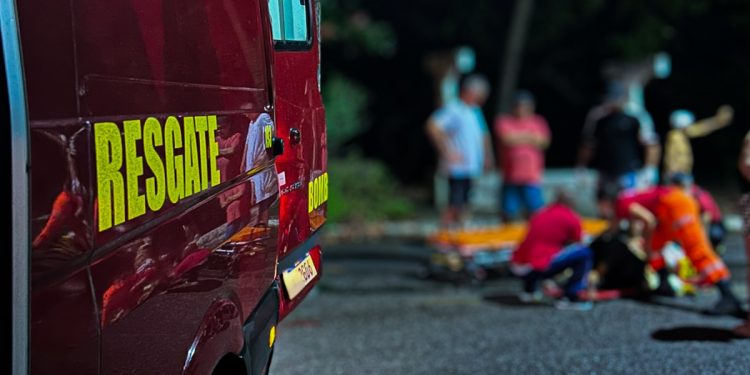 Bombeiros do RN atendem vítima de acidente de moto em pista molhada na cidade de Mossoró