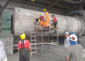 Corpo de Bombeiros resgata trabalhador que se acidentou em fábrica em Currais Novos