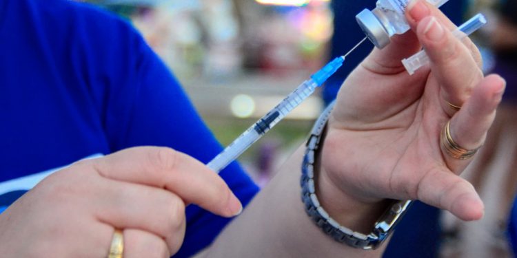 Em Mossoró, 64.977 pessoas pertencem aos grupos prioritários, destas, apenas 23.036 procuraram o imunizante contra a influenza. Em porcentagem, significa 35,45% de 100%, ou seja, abaixo da meta.