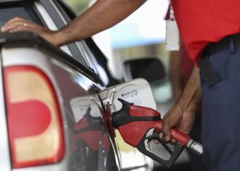 Petrobras anuncia redução de 5,6% no preço da gasolina entregue às distribuidoras