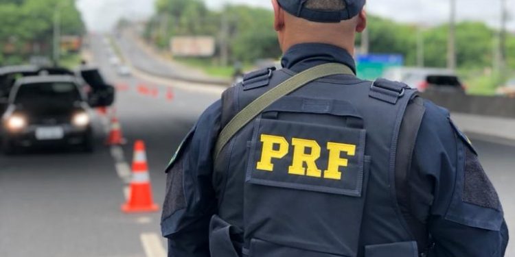 Trio é preso pela PRF com celulares roubados na BR-304 após agir no Mossoró Cidade Junina