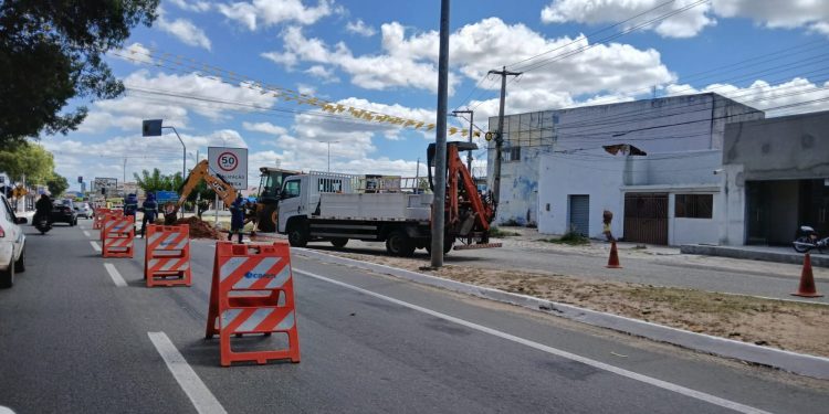 Bairros de Mossoró estão com abastecimento suspenso após vazamento no Alto de São Manoel