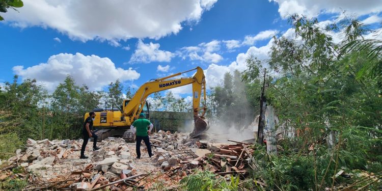 Prefeitura realiza demolição de prédio abandonado no Walfredo Gurgel