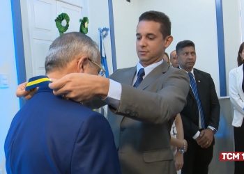 Prefeitura entrega Medalha Rodolfo Fernandes ao Pastor Martim Alves, presidente da Assembleia de Deus no RN