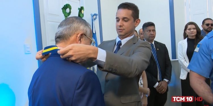 Prefeitura entrega Medalha Rodolfo Fernandes ao Pastor Martim Alves, presidente da Assembleia de Deus no RN