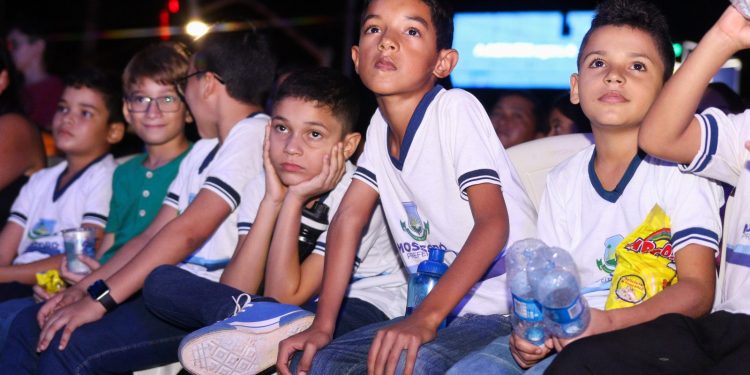 Espetáculo “Chuva de Bala” é encenado em sessão exclusiva para alunos da zona rural