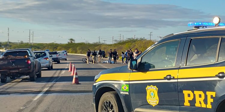 Mulher morre e homem fica ferido após acidente de motocicleta na BR-304, em Mossoró