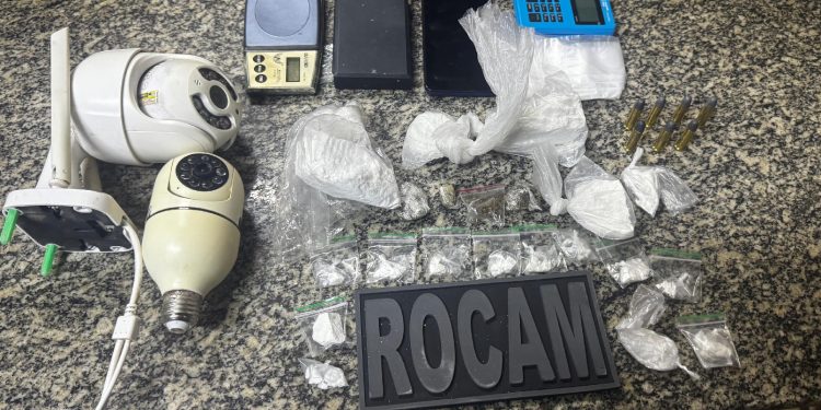 Homem é preso com drogas, munições e materiais do tráfico após tentativa de fuga em Mossoró