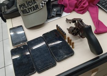 Polícia apreende dois menores com celulares e arma após rastreamento de telefone roubado em Mossoró
