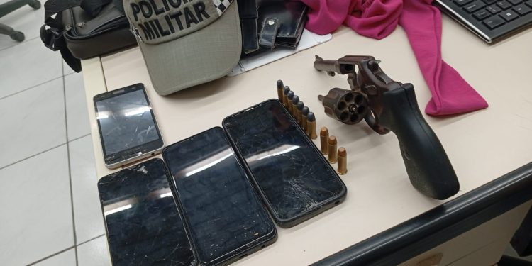 Polícia apreende dois menores com celulares e arma após rastreamento de telefone roubado em Mossoró