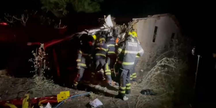 Veículo capota e atinge residência no Seridó; motorista fica preso às ferragens