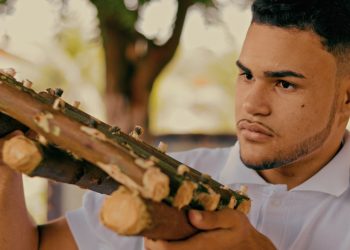 Jovem de Porto do Mangue mostra ao mundo solução sustentável para a pesca de lagosta