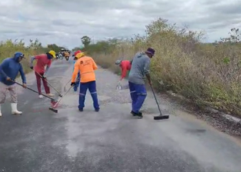 DER remove brita espalhada na RN-233 após acidentes na rodovia