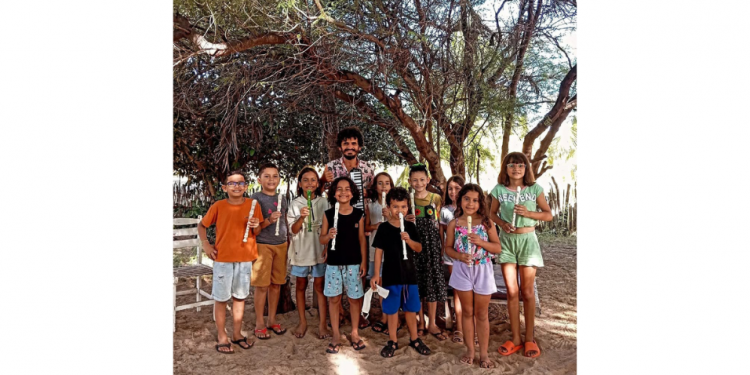 Iniciativa leva aulas de música para crianças da comunidade de São Cristóvão, em Areia Branca