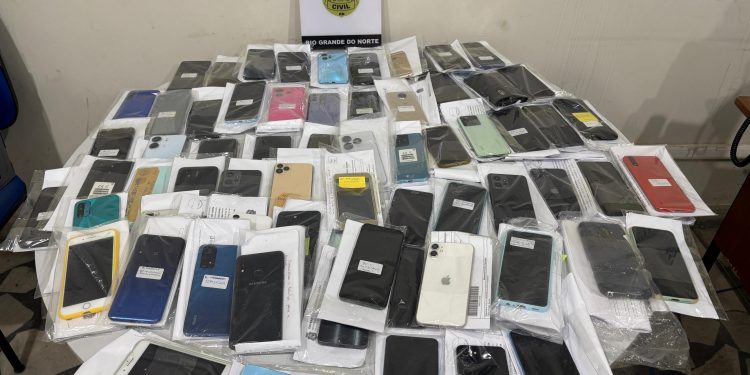 Defur devolve 120 celulares recuperados durante operação em Mossoró