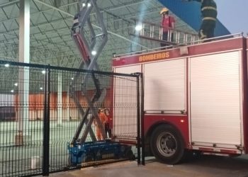 Bombeiros do RN realizam resgate de trabalhador preso em plataforma de elevação em Mossoró