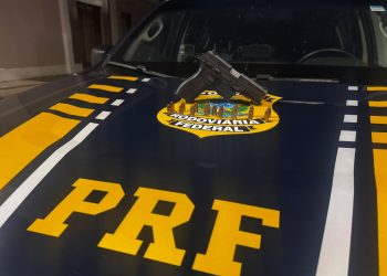 PRF prende motoristas por embriaguez ao volante e  porte ilegal de arma durante fiscalizações na BR-304