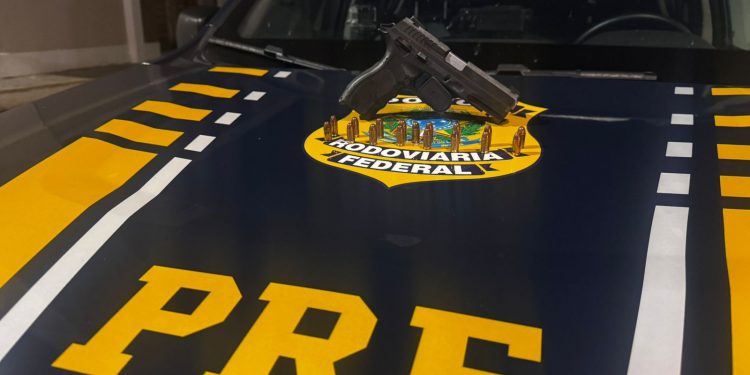 PRF prende motoristas por embriaguez ao volante e  porte ilegal de arma durante fiscalizações na BR-304