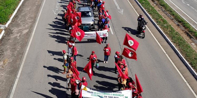 Marcha do MST percorre a BR-406 em defesa da reforma agrária
