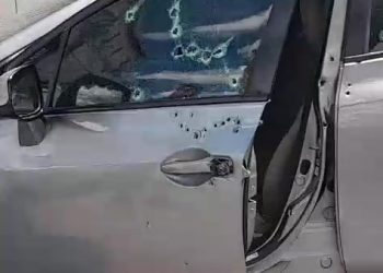 Carro é alvejado em tentativa de homicídio no bairro Aeroporto