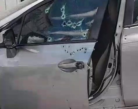 Carro é alvejado em tentativa de homicídio no bairro Aeroporto