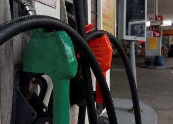 Postos mantêm preço dos combustíveis, mesmo pagando menos: AGU pede investigação