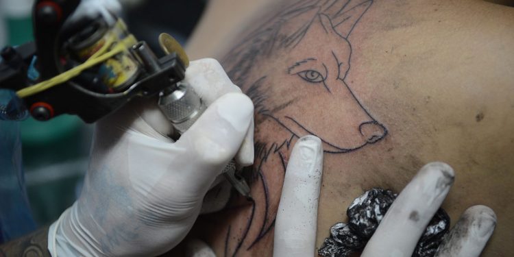 Conselho Federal de Medicina proíbe anestesia para a realização de tatuagens
