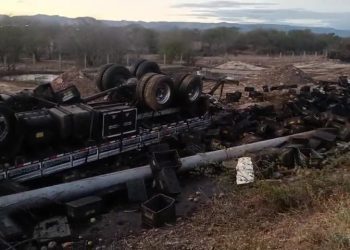 Caminhão com frutas tomba na BR-226 e deixa dois mortos