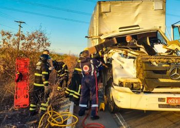 Acidente entre caminhão e caçamba deixa ferido preso às ferragens na RN-233, em Paraú